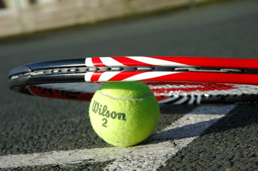 tennis-racket-2259356_1280